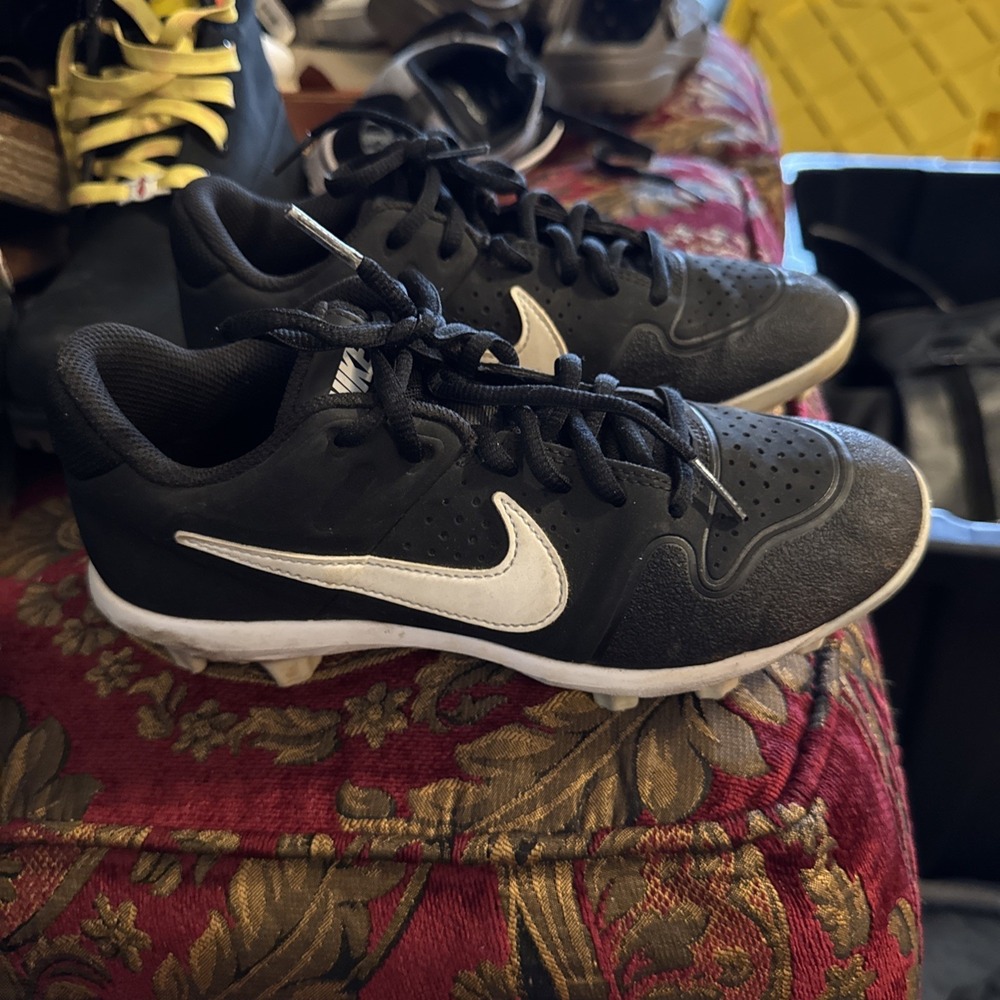 Nike Alpha Huarache Varsity Black Low Metal Baseball Cleats Size 3.5 youth